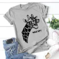 Casual grijs t-shirt met korte mouwen en een leuke grafische print van een giraf. - S / Tops / Grijs