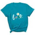 Turquoise korte mouw dames t-shirt met witte margriet love print en tekst detail. - Lichtblauw