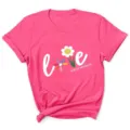 Roze dames T-shirt met korte mouwen, voorzien van een leuke madeliefje liefdesprint. - Rozerood
