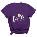 Close-up van paars t-shirt met korte mouwen en een mooi madeliefje bloemmotief en print. - Paars