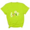 Neon groen dames t-shirt met korte mouwen en een leuke madeliefje love grafisch print en slogan. - Fluorescerende kleuren