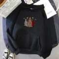 Detailansicht des schwarzen Hoodies mit weihnachtlichem Tannenbaumdruck und Tasche. - Schwarz