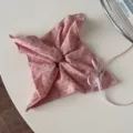 Chouchou à pois rose vue détaillée avec joli ruban en dentelle et nœud charmant pour femmes. - Bande Carrée Nœud Ruban / Rose