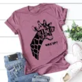 Los dames T-shirt met korte mouwen en ronde hals voorzien van een stijlvolle coole giraffe print. - S / Tops / Rozerood