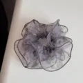 Franse bloemige mesh haarelastiek, lichtgewicht doorschijnende stof met bruine rand. - Grote Bloemenprint Getailleerd Haarelastiek - Grijs