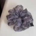 Gedetailleerd overzicht van een Franse bloemen stof haarelastiek, mooie accessoire. - Grote Bloemenprint Haarelastiek - Grijs