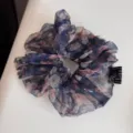 Frans bloemig mesh scrunchie detailbeeld, elegante haarband en mode haaraccessoire voor vrouwen. - Grote Bloemenprint Haarelastiek - Zwart