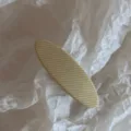 Gros plan détaillé d'une pince à cheveux en tissu à carreaux jaunes et gris minimaliste. - Barrette Ovale / Jaune Ovale BB-Fines Rayures