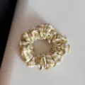 Dettaglio primo piano scrunchie capelli in tessuto a quadri giallo bianco, morbido elastico. - Elastico Arricciato Giallo-Giallo Bianco