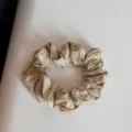 Elegante scrunchie per capelli a quadri da donna, accessorio moda in tessuto morbido. - Elastico Arricciato Giallo-Quadri Giallo Scuro