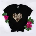 Zwart t-shirt met korte mouwen voor dames met stijlvolle luipaard hart print en knoopzoom - S / Tops / Zwart