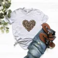 Trendy casual grijs t-shirt voor dames met korte mouwen en leuk luipaard hart print. - S / Tops / Grijs