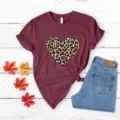 Luipaard hart korte mouw t-shirt detail, casual bordeaux damestop voor herfst. - Bordeauxrood