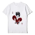 Detalle en primer plano del estampado gráfico As de cartas estilo Harajuku en tela blanca suave. - Estilo Corazón A Figura Ilustrada (Top)