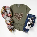Dames olijfgroene korte mouwen t-shirt met trendy luipaardprint hart graphic design. - Legergroen