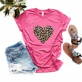 Roze t-shirt met korte mouwen en luipaardhartprint in stijlvol flat-lay detail. - Rozerood