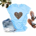 Lichtblauw korter mouw t-shirt met panterprint hart in flatlay detail scene setup. - Lichtblauw