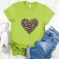 Limoengroen t-shirt met korte mouwen en luipaard hart print detail plus kraaglabel. - Fluorescerend Groen