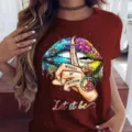 Gedetailleerd aanzicht van een bordeauxrode t-shirt met korte mouwen en vreedzame lippenprint. - Bordeauxrood