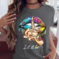 Detail van het donkergrijze grafische t-shirt met kleurrijke lippen en vredesteken. - S / Top (LT338) / Grijs