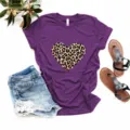 Paars korte mouw t-shirt detail met luipaard hart grafisch ontwerp en platte opstelling. - S / Tops / Paars