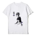 Camiseta blanca de manga corta con gráfico y elegante estampado de reina de cartas. - Estilo Pica Q Ilustración Monocromática (Top)