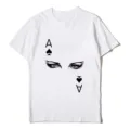 Vista detallada de camiseta blanca de manga corta con exclusivo estampado de as de picas y ojos. - Estilo Pica A Maquillaje de Ojos Arte (Top)