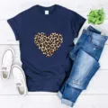 Gedetailleerd overzicht van donkerblauw t-shirt met korte mouwen en luipaard hart print. - Marineblauw