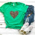 Groen t-shirt met korte mouwen en luipaard hart print in een platliggend modedetail. - S / Tops / Groen