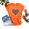 Oranje t-shirt met korte mouwen en trendy luipaardhart grafische print casual zomertop - Oranje