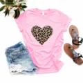 Roze korte mouwen t-shirt met trendy luipaardprint hart graphic, stijlvolle casual outfit. - Roze