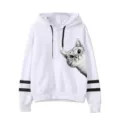 Nahaufnahme eines weißen Hoodies mit schwarzen Kordeln, Ärmelstreifen und süßer Kätzin. - S / Oberteil (333) / Weiß