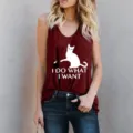 Vista de detalle de la camiseta sin mangas modal burdeos con estampado de gato y texto. - S / Tops / Burdeos