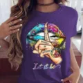 Paars t-shirt met korte mouwen en kleurrijke lippen vrede teken grafische print. - S / Top (LT338) / Paars