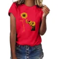 Gedetailleerd overzicht van het grafische print t-shirt met schattige olifant en bloem. - Rood
