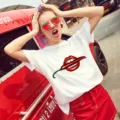 Gros plan détaillé du t-shirt blanc femme avec imprimé graphique lèvres et piment rouge. - Imprimé Lèvre Piment (7)