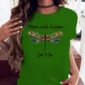 T-shirt femme décontracté vert à manches courtes avec imprimé libellule et texte inspirant. - S / Hauts / Vert