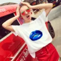 T-shirt à manches courtes blanc avec un imprimé graphique de lèvres bleues pour femmes. - Imprimé Lèvres Bleues (8)