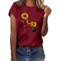 Gedetailleerd uitzicht op dames casual korte mouw t-shirt met zonnebloem olifant grafische print. - Bordeauxrood