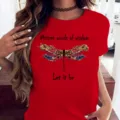 Vue detail du t-shirt rouge femme manches courtes avec impression artistique de libellule. - Rouge