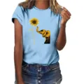 Detailopname van het lichtblauwe korte mouwen t-shirt met olifant en zonnebloem grafisch ontwerp. - Lichtblauw