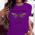 Femme t-shirt violet manches courtes haut décontracté avec impression libellule et texte. - S / Hauts / Violet