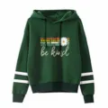Détail de sweat à capuche vert avec impression de marguerite et citation motivante. - S / Hauts / Vert