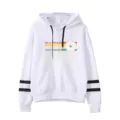 Vue détaillée du sweat à capuche blanc avec bandes sur les manches et imprimé inspirant. - S / Hauts / Blanc