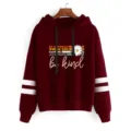 Détail de sweat à capuche bordeaux avec des rayures de manches et un imprimé inspirant. - Bordeaux