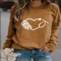 Detailansicht des braunen Damen Sweatshirts mit medizinischem Herz und Rosenprint. - S / Oberteile / Khaki
