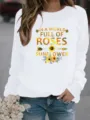 Close-up detail van wit dames sweatshirt met zonnebloem citaat grafische print op borst. - S / Tops / Wit