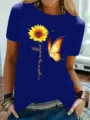 Close-up detail van donkerblauw dames korte mouw t-shirt met zonnebloem vlinder grafisch. - S / Tops / Saffierblauw