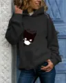 Detailopname van een zwarte damestrui met capuchon en een schattige katten grafische print. - S / Tops / Zwart