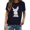 Detailansicht des süßen Hasen-Drucks mit rosa Blumenkranz auf dem dunkelblauen Damenshirt. - Marineblau